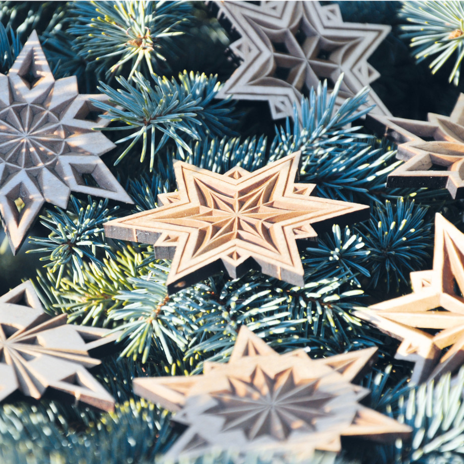 Sterne geschnitzte Sterne auf Tanne - Schnitzstube Stadlhofer