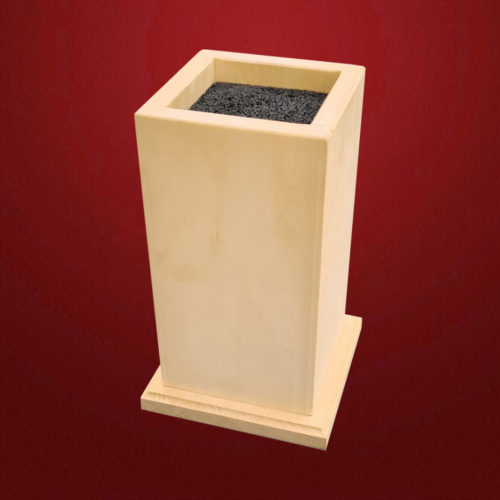 Messerblock aus hellem Lindenholz mit flexibler Stäbcheneinlage. Die glatten Außenseiten können individuell geschnitzt, bemalt oder gestaltet werden.